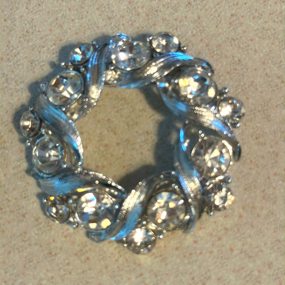 Vintage brushed silver tone rhinestone broach (740)